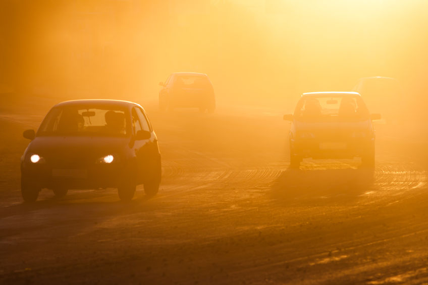 Autos im Dunst