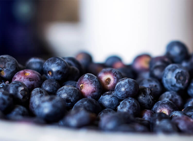 Blaubeersmoothie mit Blütenpollengranulat