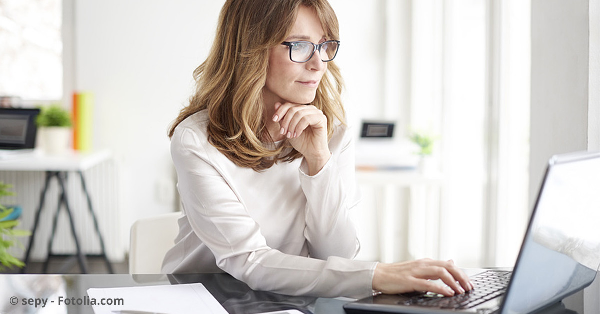 Bürokraft arbeitet mit ihrem Laptop