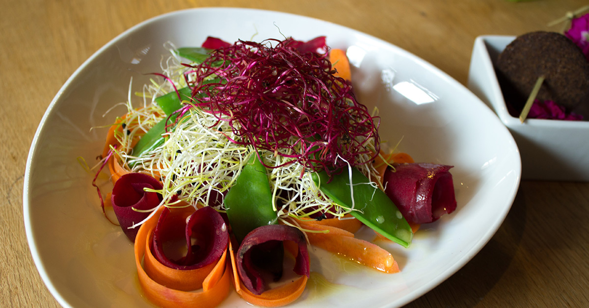 Rübensalat mit Zuckerschoten und Sprossen